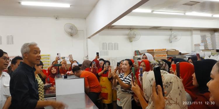 Puluhan Pelanggan Senang Melihat Ganjar Pranowo Singgah di Toko Roti Ganda Pematangsiantar