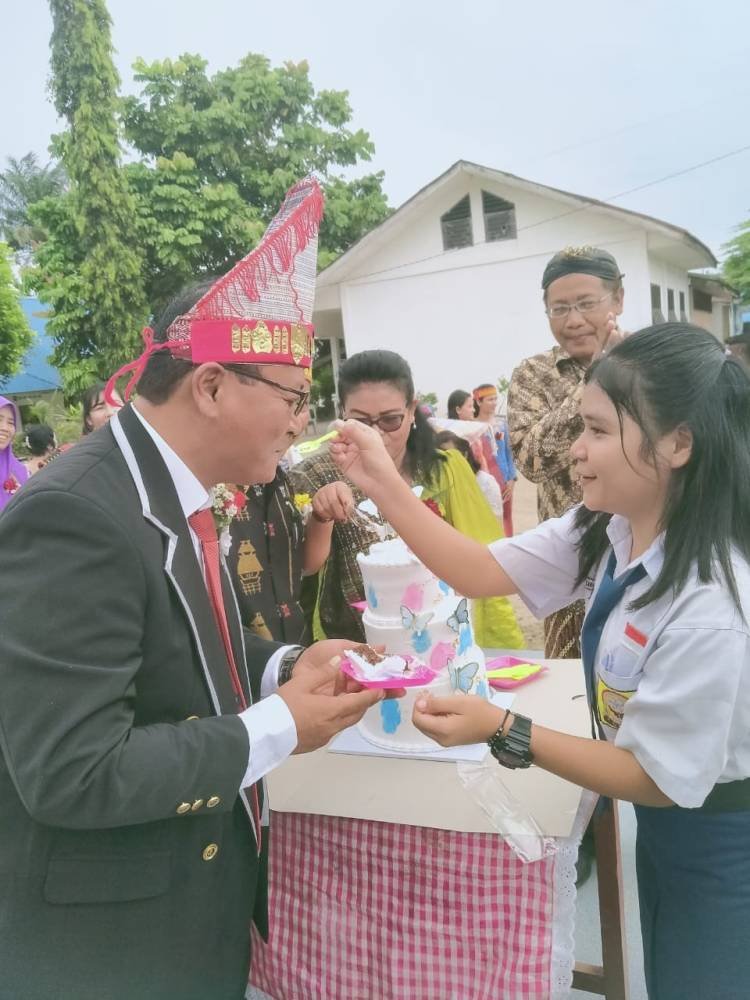 Rayakan HUT, Guru dan Siswa SMPN 1 Tanahjawa Makan Kue Bersama