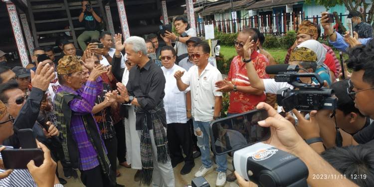 Disematkan Ulos Hiou Pamotting saat Tiba di Siantar, Ganjar Pranowo: Dukungan Semangat Bekerja