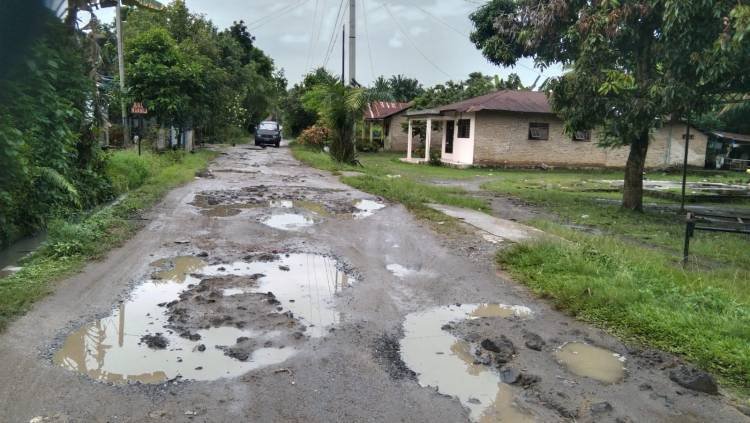 Jalan di Nagori Bandar Malela Gunung Maligas Butuh Perbaikan