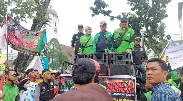 Tolak Tarif Murah, Ratusan Ojek Online Demo Kantor Gubernur Sumut