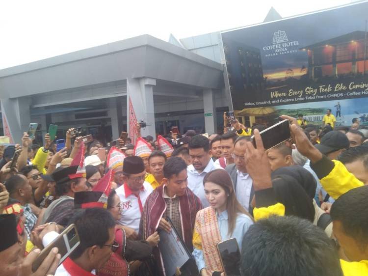 Kedatangan Gibran Rakabuming Raka Disambut Ribuan Warga di Bandara Silangit