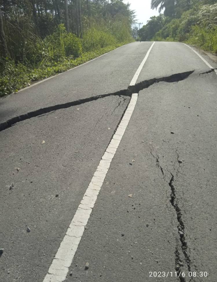 Diduga Akibat Pergeseran Tanah, Jalan Lintas Gunungmeriah Terbelah