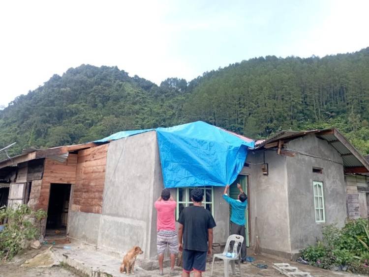 Hujan Disertai Angin Kencang Porak Porandakan Rumah di Desa Simorangkir Julu Taput
