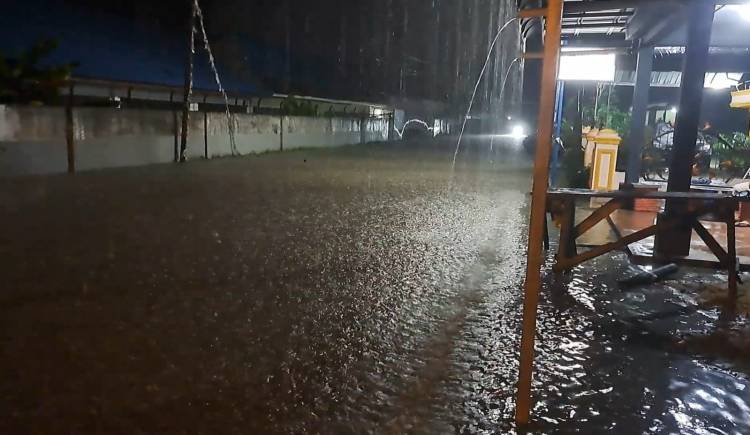 Hujan Deras Mengguyur, Sejumlah Perkampungan dan Jalan di Kotapinang Terendam Banjir