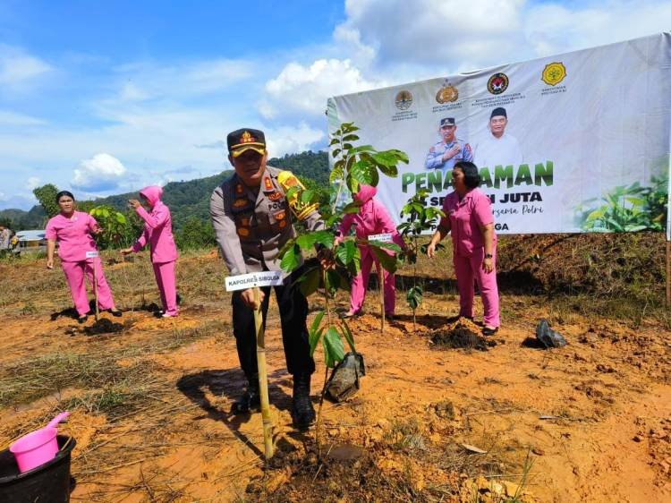 Jajaran Polres Sibolga Tanam Pohon di Bukit Panomboman