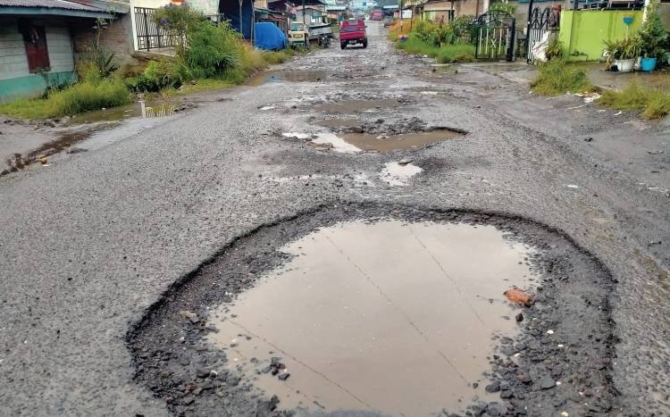 Daerah Saribudolok “Dikepung” Jalan Rusak