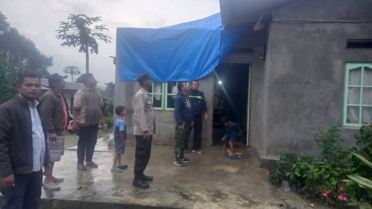 Polres Taput Bantu Perbaiki Rumah Warga di Siatas Barita