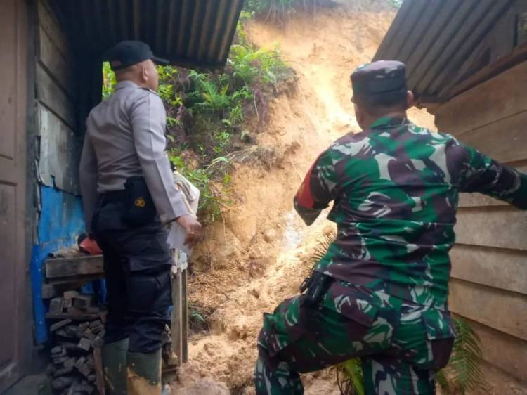 Satu Rumah di Tapteng Tertimbun, Penghuni Selamat