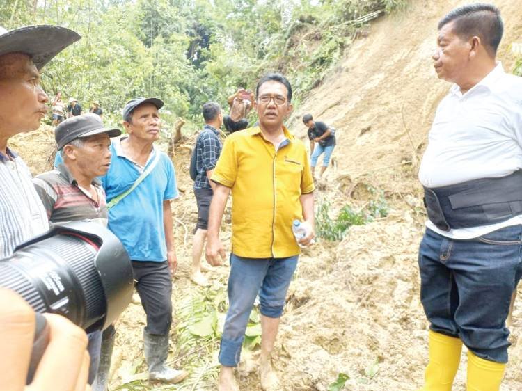 Bupati dan Ketua DPRD Simalungun Tinjau Lokasi Longsor di Dolokpanribuan