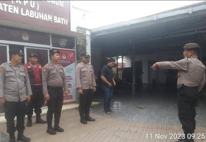 Personel Polres Kawal Kantor KPU Labuhanbatu