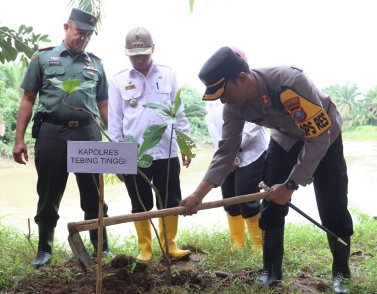 Kapolres Tebingtinggi Pimpin Penanaman Pohon di Bantaran Sungai Padang