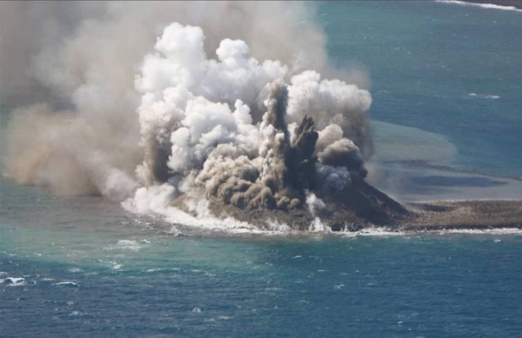 Letusan Gunung Berapi Bawah Laut Munculkan Pulau Baru di Jepang