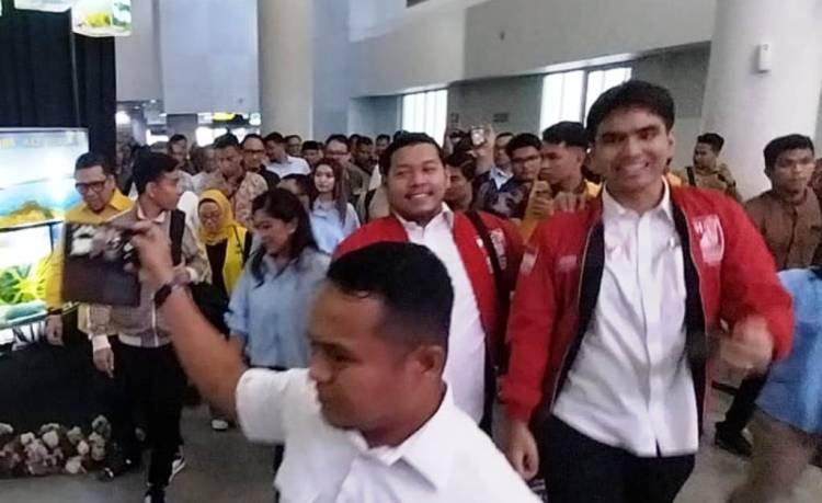 Cawapres Gibran Berkunjung ke Medan Disambut Ratusan Relawan dan Kader Partai Pendukung