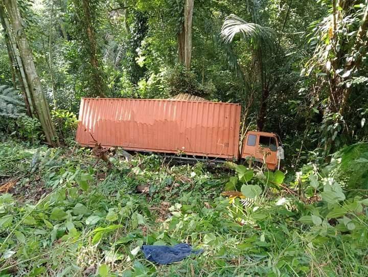 Truk Masuk Jurang di Jalan Jurusan Tambun Rea-Parapat