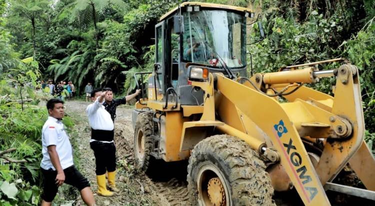 Bupati dan Ketua DPRD Simalungun Tinjau Lokasi Longsor di Dolok Parmonangan