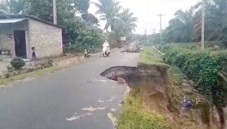 Dua Titik Longsor Tidak Diperbaiki, Jalan Penghubung Empat Desa di Jorlang Hataran Terancam Putus