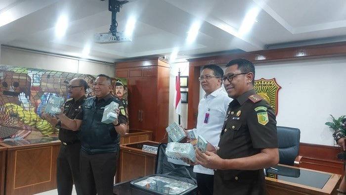 Achsanul Qosasi dan Sadikin Rusli Kembalikan Uang USD 2 Juta ke Kejagung