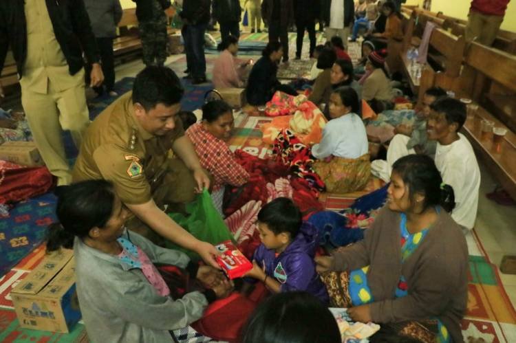 Bupati Samosir Kunjungi Pengungsi dan Tinjau Lokasi Banjir Bandang Akibat Hujan Deras