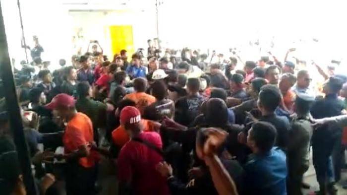 Massa HMI Tanpa Tiket Paksa Masuk Kapal Berujung Ricuh di Pelabuhan Baubau