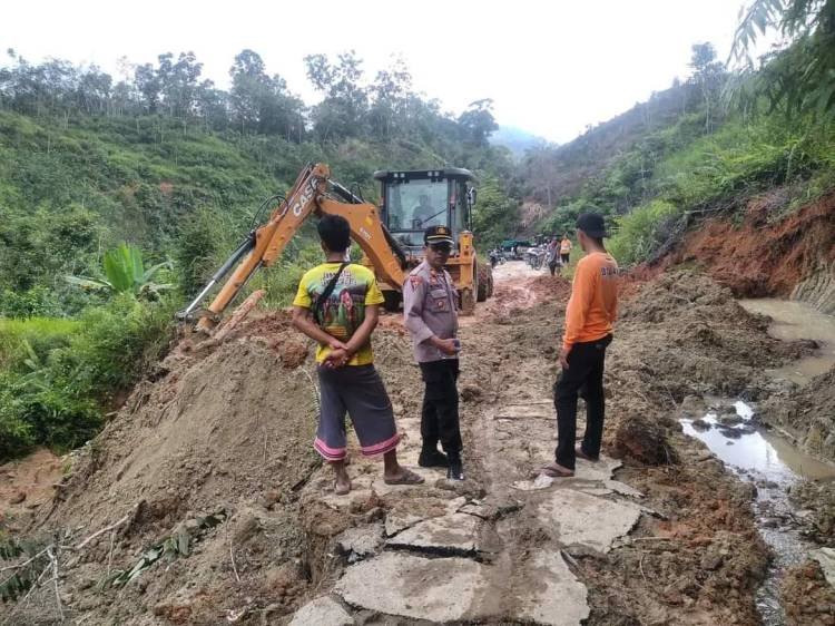 Jalan di Tapteng Tiba-tiba Amblas, Mobil Pikap Masuk Jurang