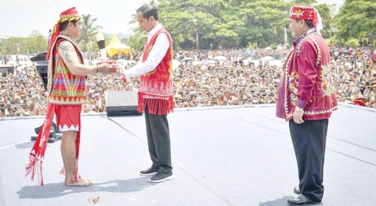 Jokowi Dapat Gelar Adat dari Suku Dayak Kutai Barat