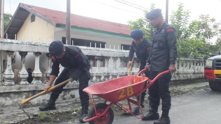 Brimob Kompi 2 Yon B Pematangsiantar Bersihkan Rumah Ibadah