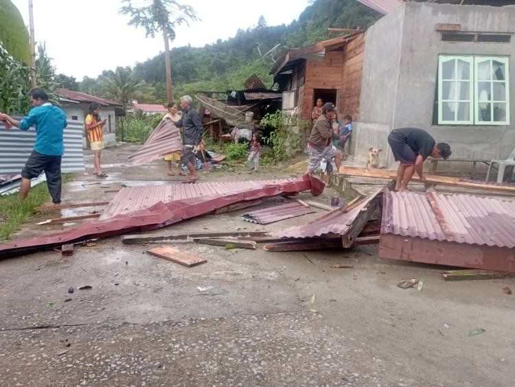 Hujan Deras Disertai Angin Kencang Porak- porandakan Rumah di Desa Simorangkir Julu Taput