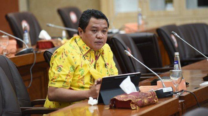 Anggota DPR RI Lamhot Sinaga Kunjungi dan Bantu Korban Banjir Bandang dan Longsor Desa Simangulampe