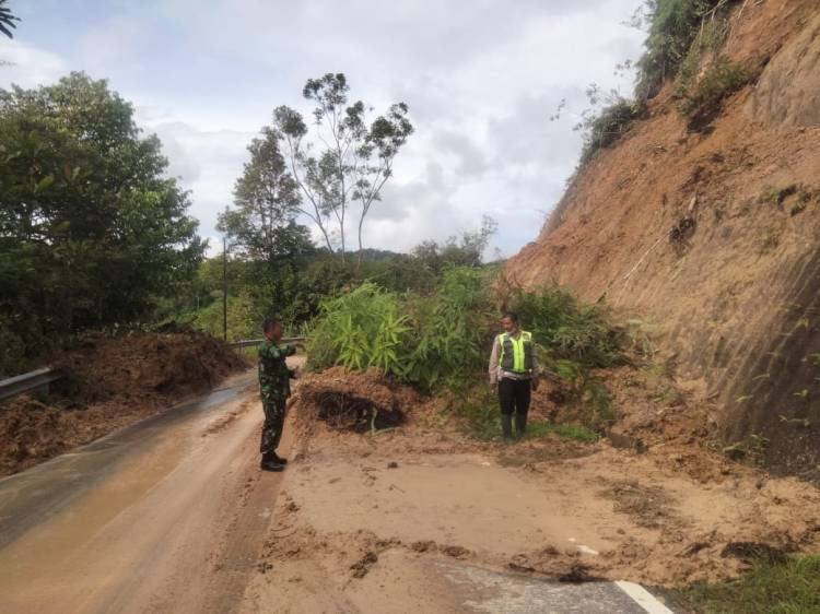 Ruas Jalinsum Tarutung-Sibolga Tertimbun Tanah Longsor, Lalu Lintas Terganggu 4 Jam