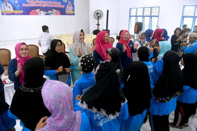 Peringati HKSN ke-65, Pj Ketua TP PKK Sumut Kunjungi Lansia dan Berbagi Voucher kepada Anak Yatim Piatu