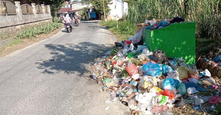 Sampah Bertebaran di TPS Jalan Sumber Jaya Pematangsiantar