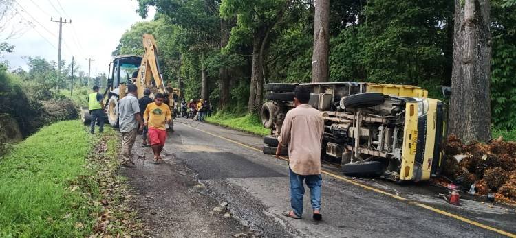 Truk Kelapa Sawit Terbalik, Arus Lalin di Jalinsum Parapat Wilayah Tigadolok Terganggu