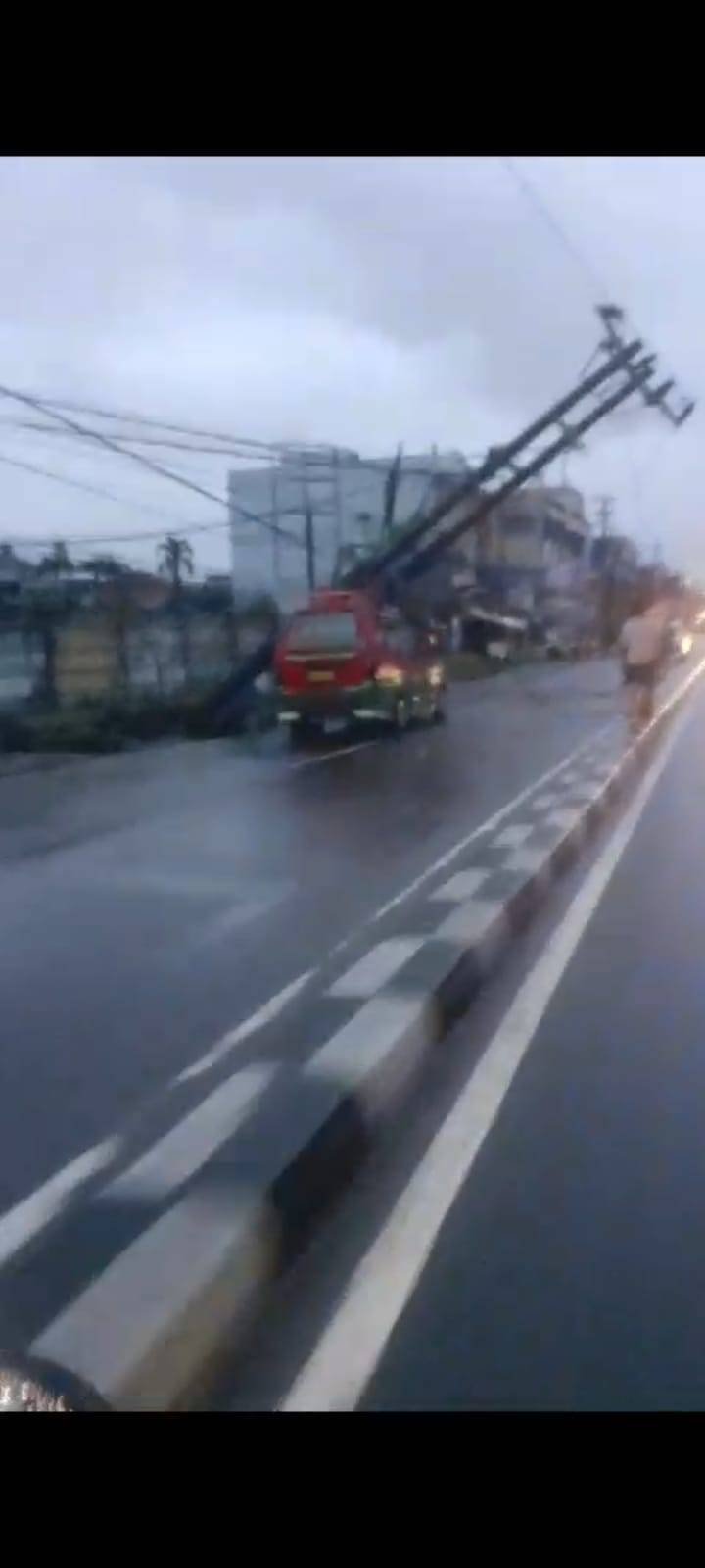Tiang Listrik Tumbang Timpa Angkot di Medan