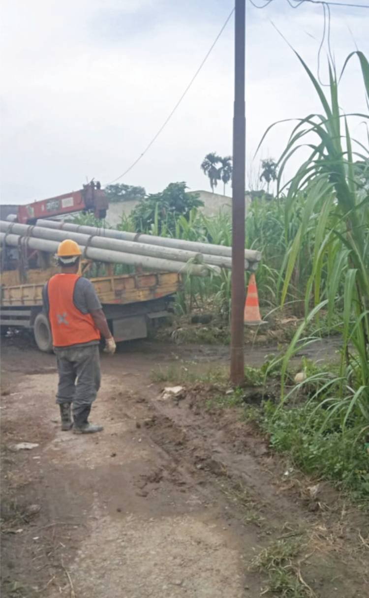 Dapatkan 6 Tiang Baru PLN, Warga Gang Tarigan Merasa Gembira