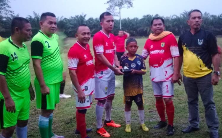 Kapolres Sergai Hadiahkan Sepatu Bola kepada Anak Karyawan Kebun