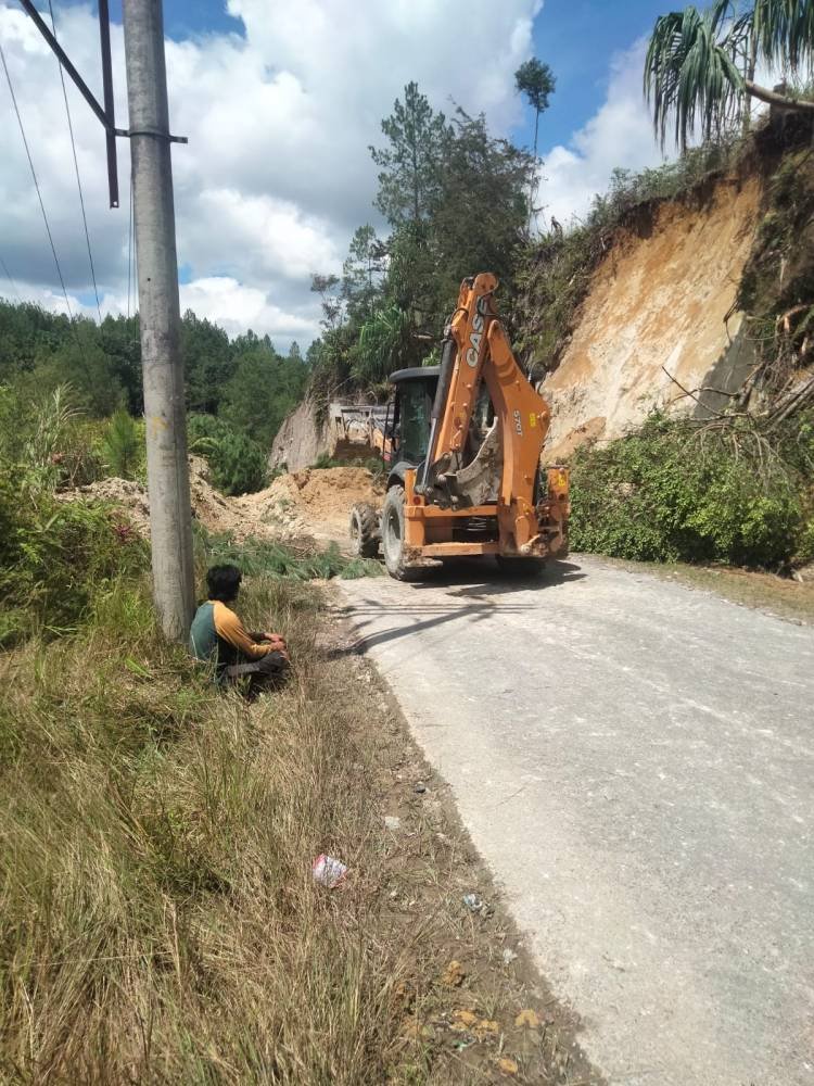 Ruas Jalan Pangaribuan-Garoga Tertimbun Tanah Longsor