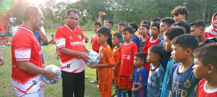 Terima Hadiah Sepatu Bola, Putra Karyawan Kebun Ucapkan Terima Kasih ke Bupati dan Kapolres Sergai