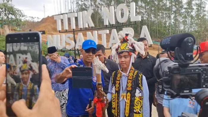 Gibran Kunjungi Titik Nol IKN Nusantara, Dipakaikan Baju Adat Dayak