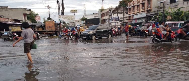 Diguyur Hujan Deras, Jalan KL Yos Sudarso dan Marelan Raya Terendam Banjir