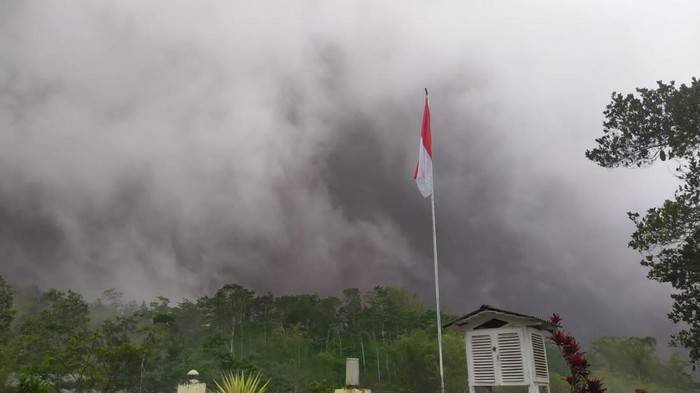 Gunung Merapi Semburkan Guguran Awan Panas