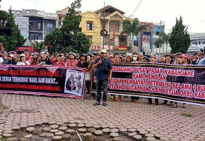 Ratusan Pedagang di Karo Demo Tolak Perda 01/2024
