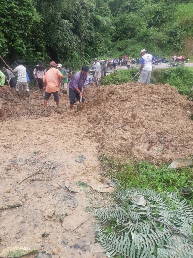 Jalan Penghubung Antar Desa Tertimbun, Warga Nagori Pinangratus Bersihkan Material Longsor