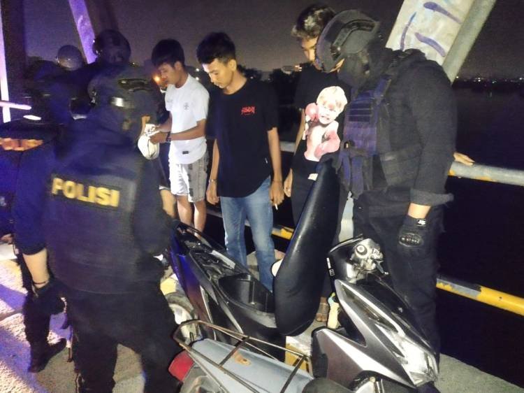 Tim Spartan Bubarkan Remaja saat Minum Tuak di Bawah Titi Tebayang