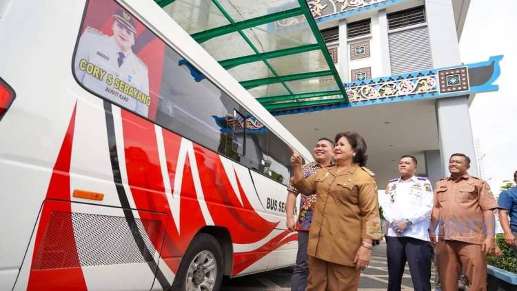 Bupati Karo Terima Bus Sekolah dari Anggota DPR RI