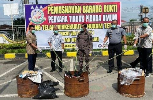 Kejari Binjai Musnahkan Barang Bukti Tindak Pidana Umum