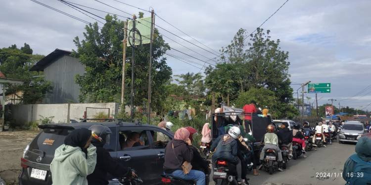 Libur Perdana Tahun Baru 2024, Jalan Parapat dan Jalur Perlintasan Sidamanik Menuju Kota Pematang Siantar Dipadati Kendaraan