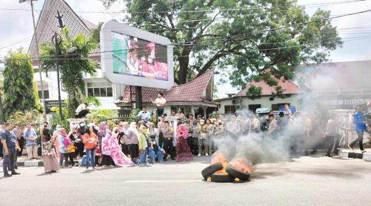 Protes Penyalahgunaan PKH dan BPNT di Siantar, Massa “Gemuruh” Bakar Ban di Depan Kantor Wali