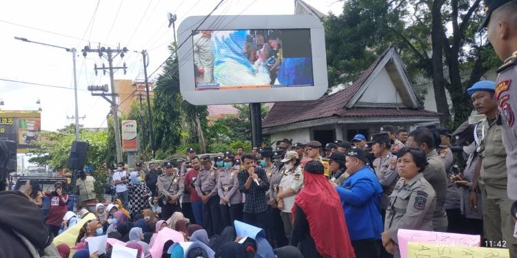 Puluhan Emak-emak dan Mahasiswa Unjuk Rasa di Kantor Wali Kota Pematangsiantar, Ini Tuntutannya