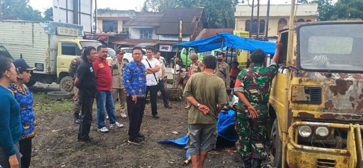 Camat Dolokpanribuan dan Satpol PP Simalungun Tertibkan Pedagang di Areal Parkir Pasar Tigadolok